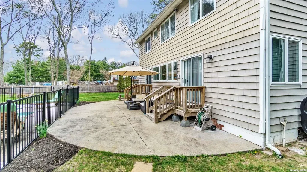 22 Deerfeed Path East Quogue NY 11942