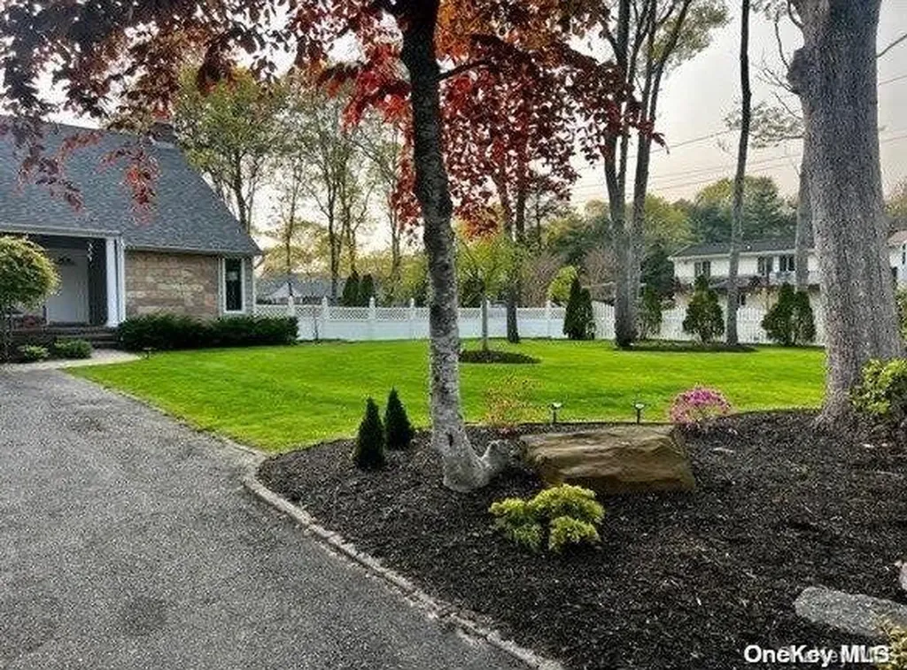 22 Deerfeed Path East Quogue NY 11942