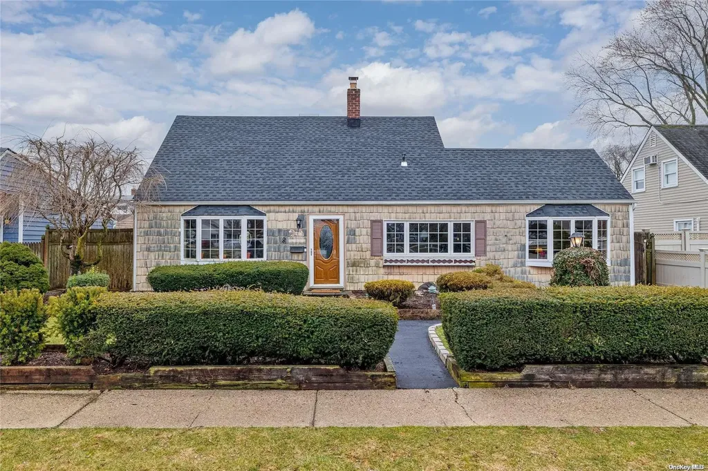 8 Glade Lane Levittown NY 11756