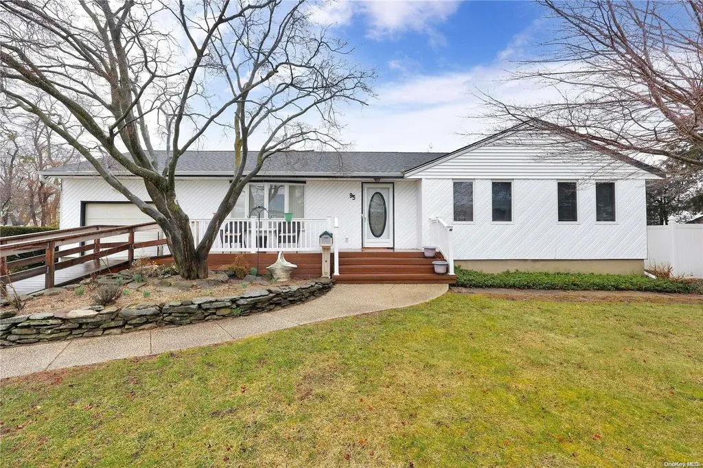 95 Sherbrooke Road West Babylon NY 11704