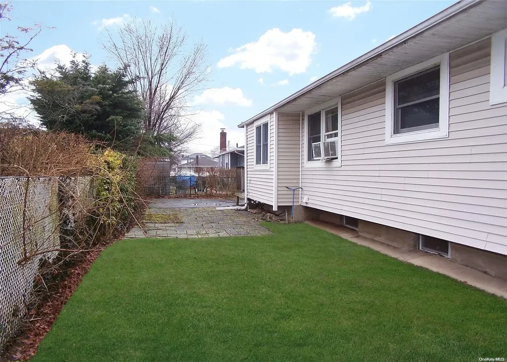 88 Fairview Avenue Deer Park NY 11729