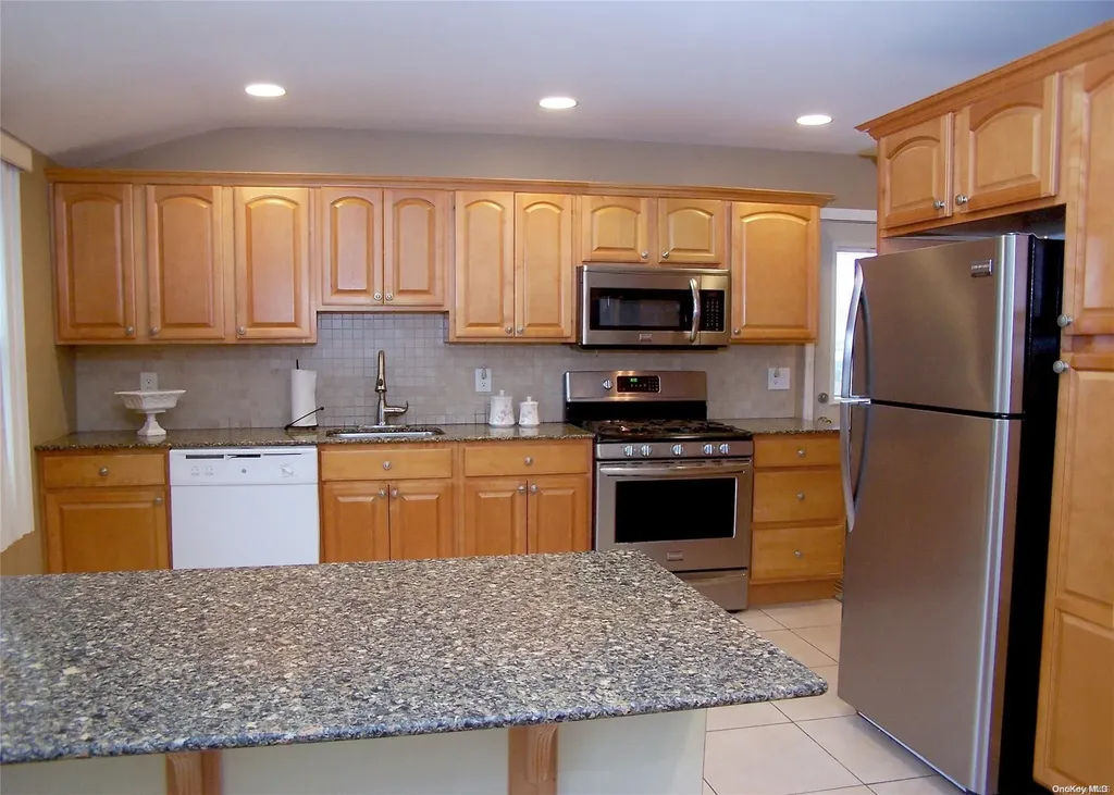 88 Fairview Avenue Deer Park NY 11729