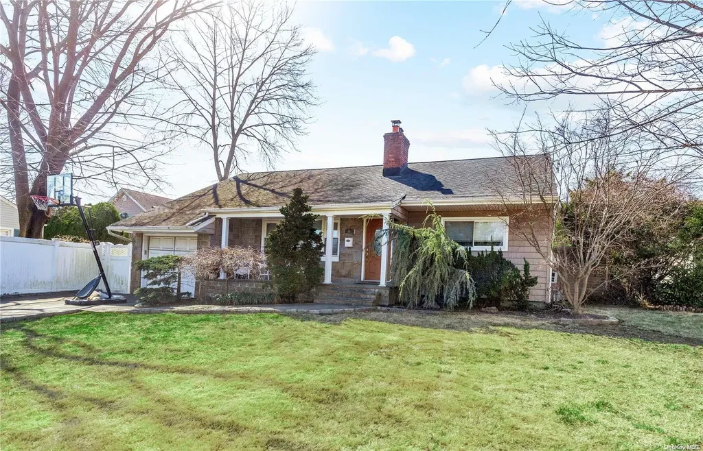 11 Anding Avenue Merrick NY 11566