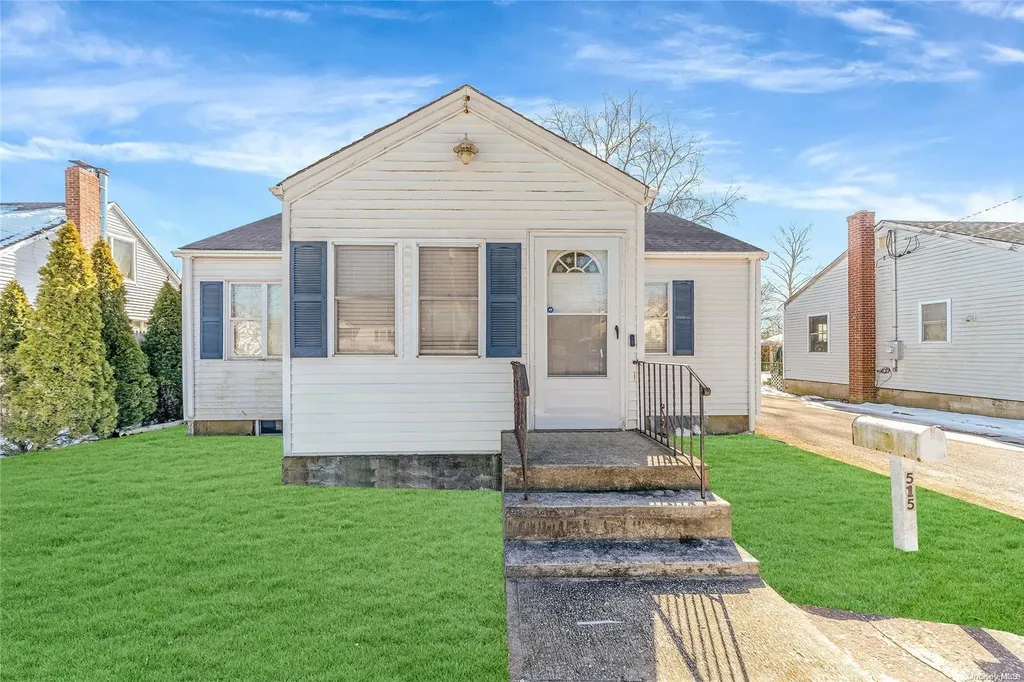 515 Elton Street Riverhead NY 11901