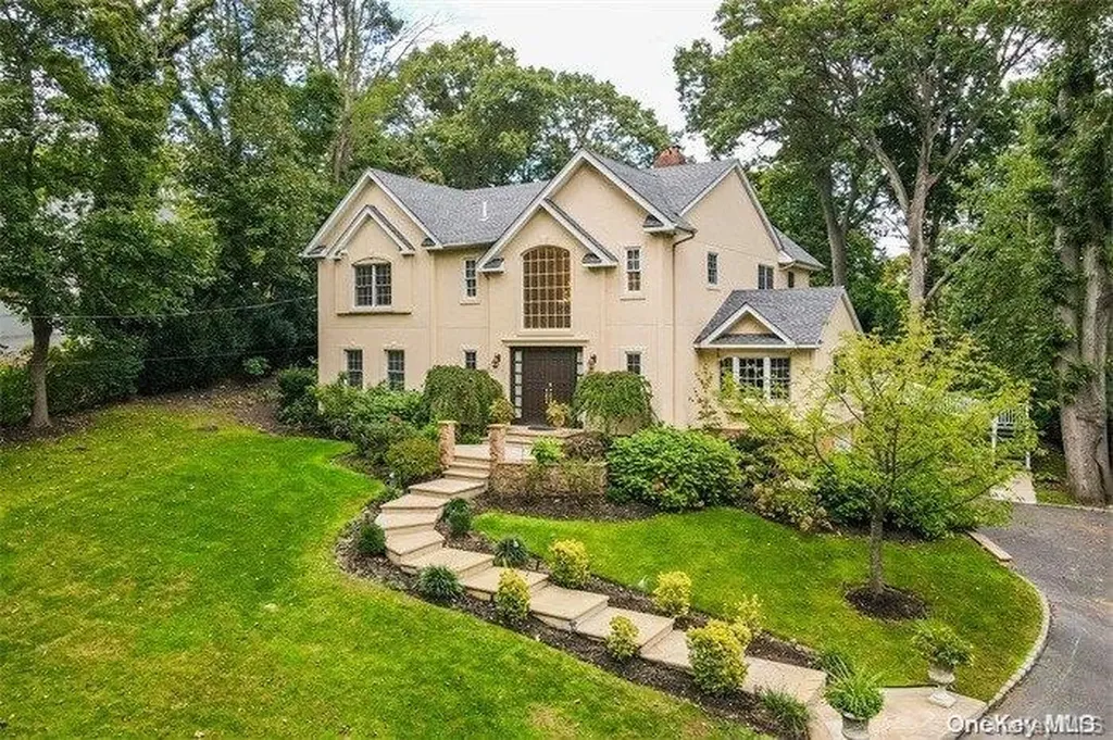 12 The Intervale Roslyn NY 11576