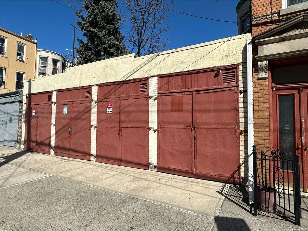69-15 60 Lane Ridgewood NY 11385
