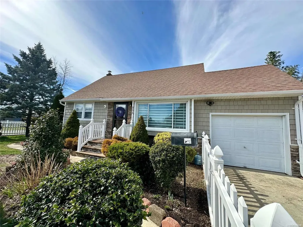 353 Catskill Avenue Lindenhurst NY 11757