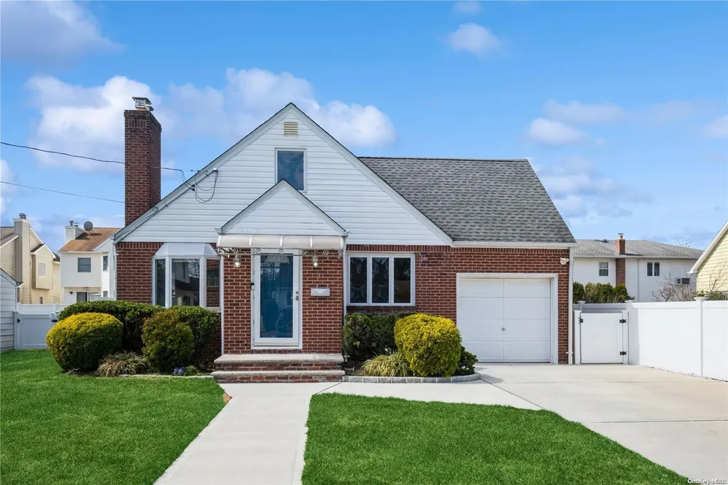 4 Lee Avenue Albertson NY 11507