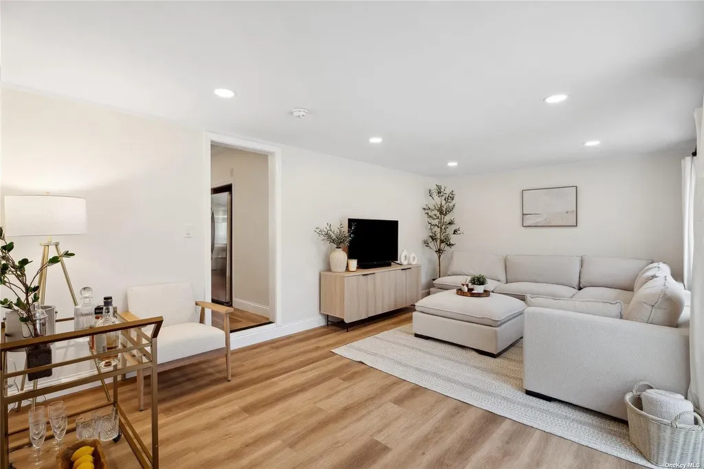 28 Argonne West Road Hampton Bays NY 11946