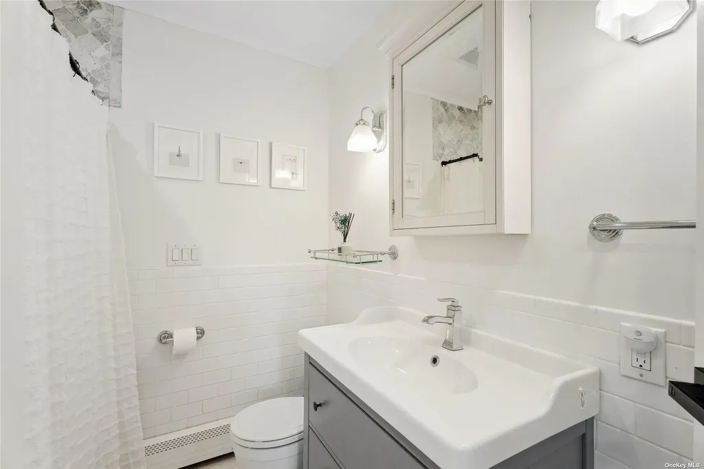 28 Argonne West Road Hampton Bays NY 11946