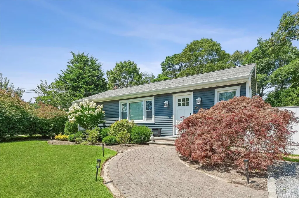 28 Argonne West Road Hampton Bays NY 11946