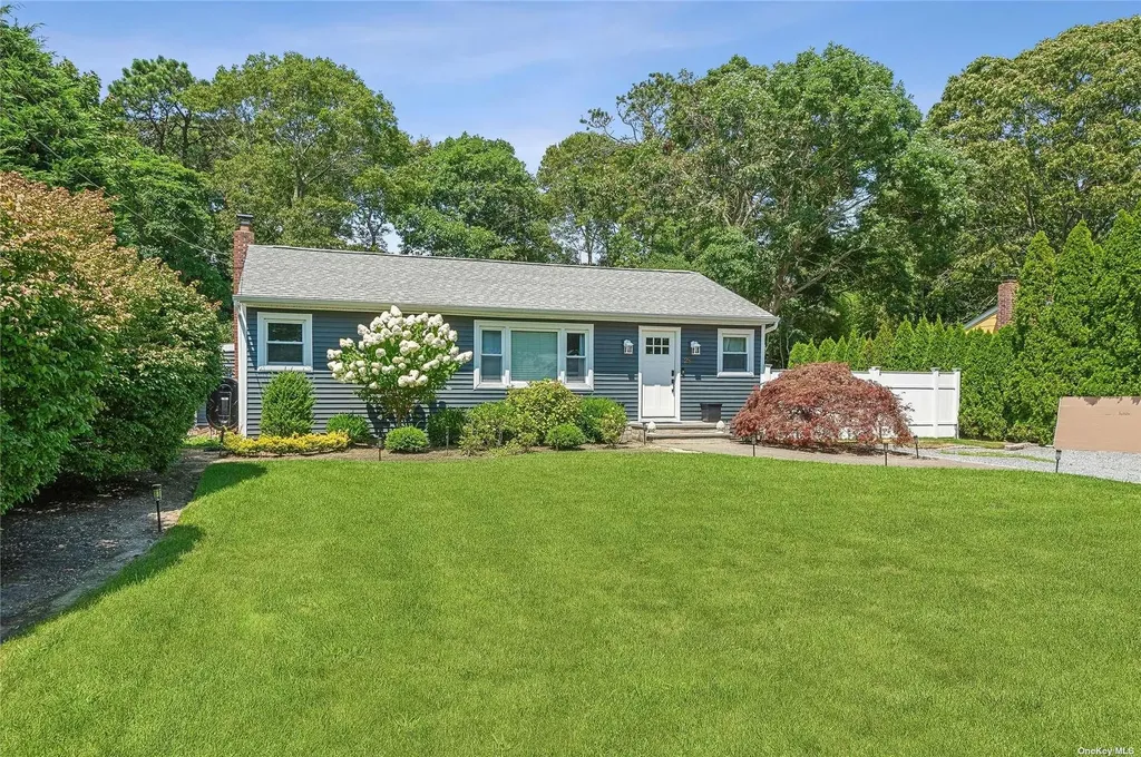 28 Argonne West Road Hampton Bays NY 11946