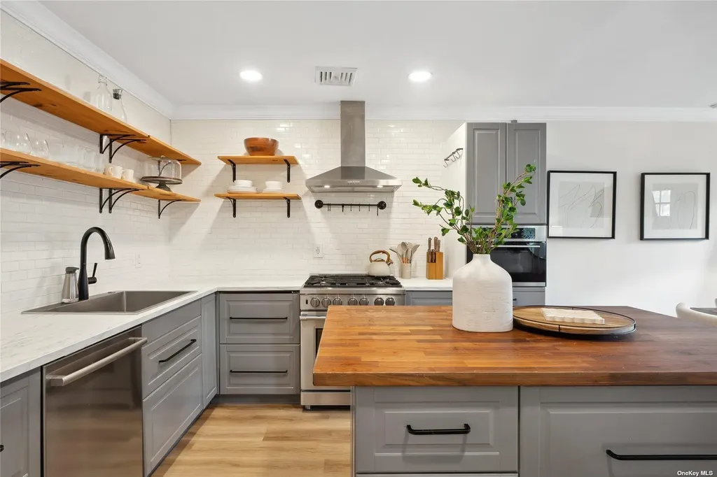 28 Argonne West Road Hampton Bays NY 11946
