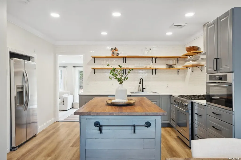 28 Argonne West Road Hampton Bays NY 11946