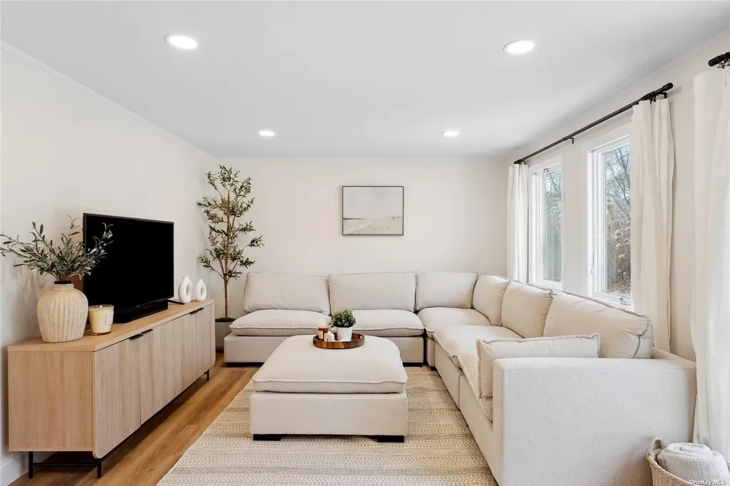 28 Argonne West Road Hampton Bays NY 11946