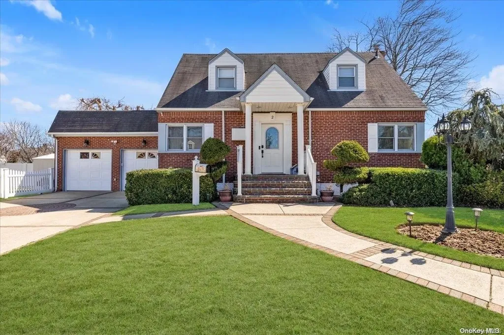 2 Tottenham Place New Hyde Park NY 11040