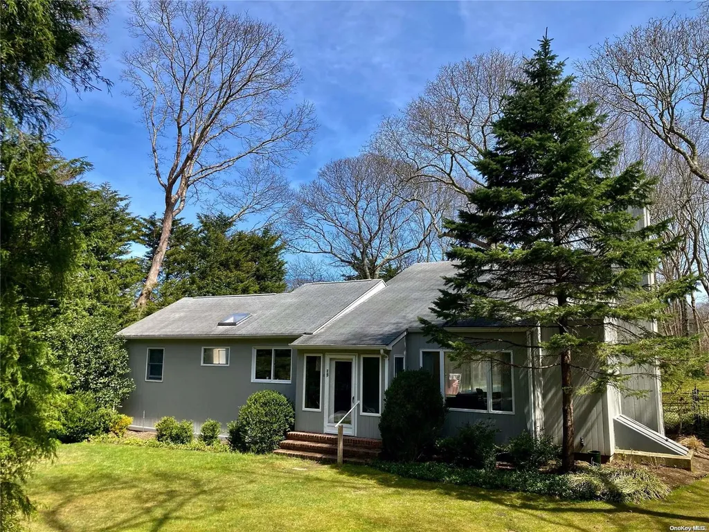25 Old Squiretown Road Hampton Bays NY 11946