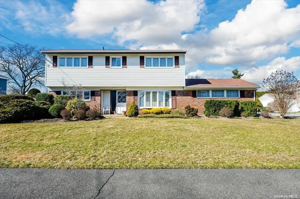 17 Shelley Drive Massapequa NY 11758