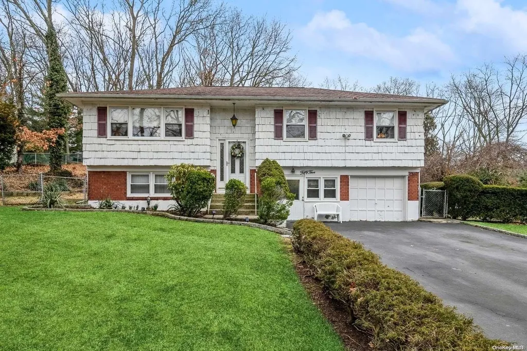 55 Laurel Drive Smithtown NY 11787