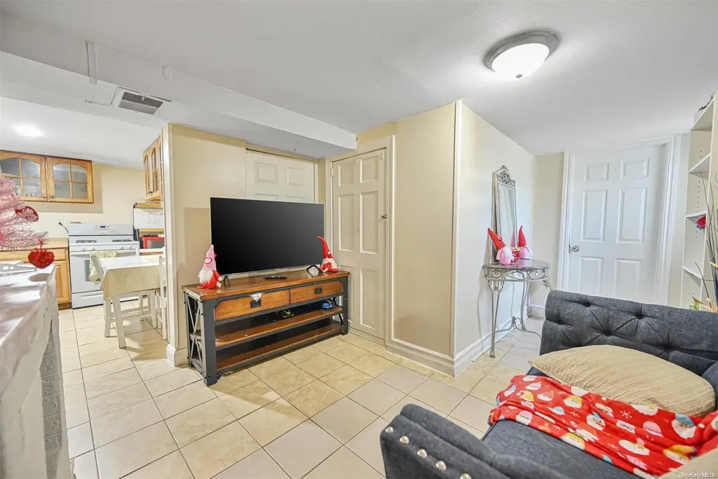 39 E Walnut Street Central Islip NY 11722