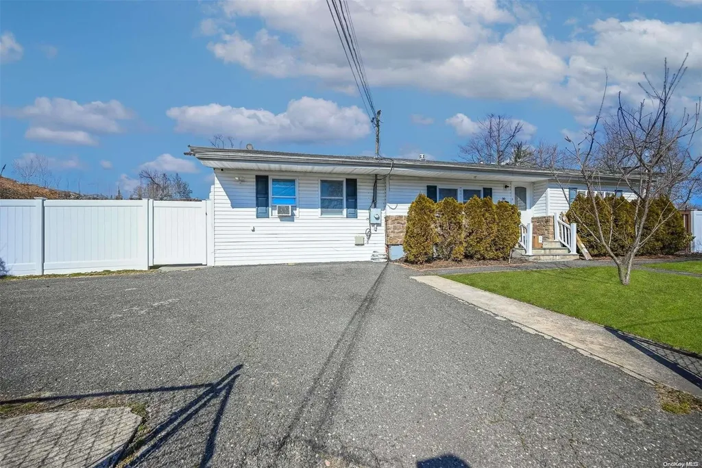 39 E Walnut Street Central Islip NY 11722