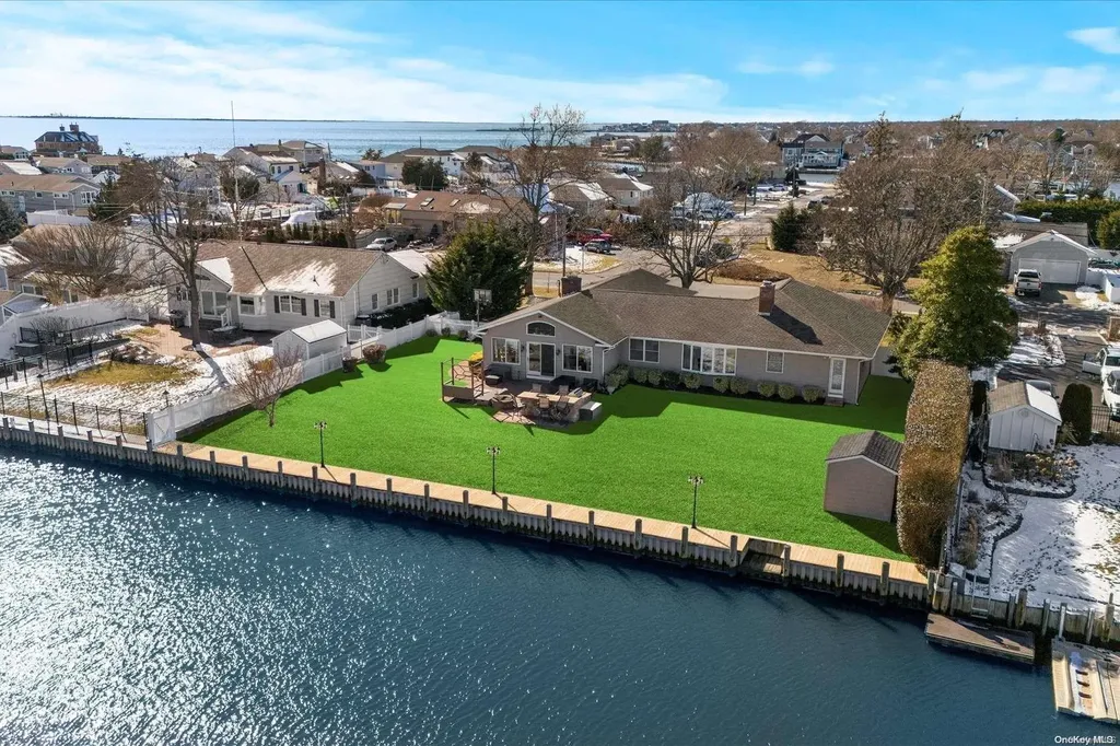 199 Secatogue Lane W West Islip NY 11795