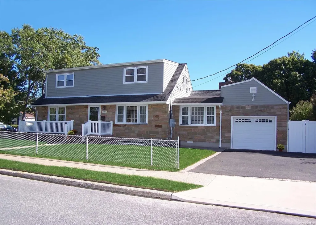 217 E John Street Lindenhurst NY 11757