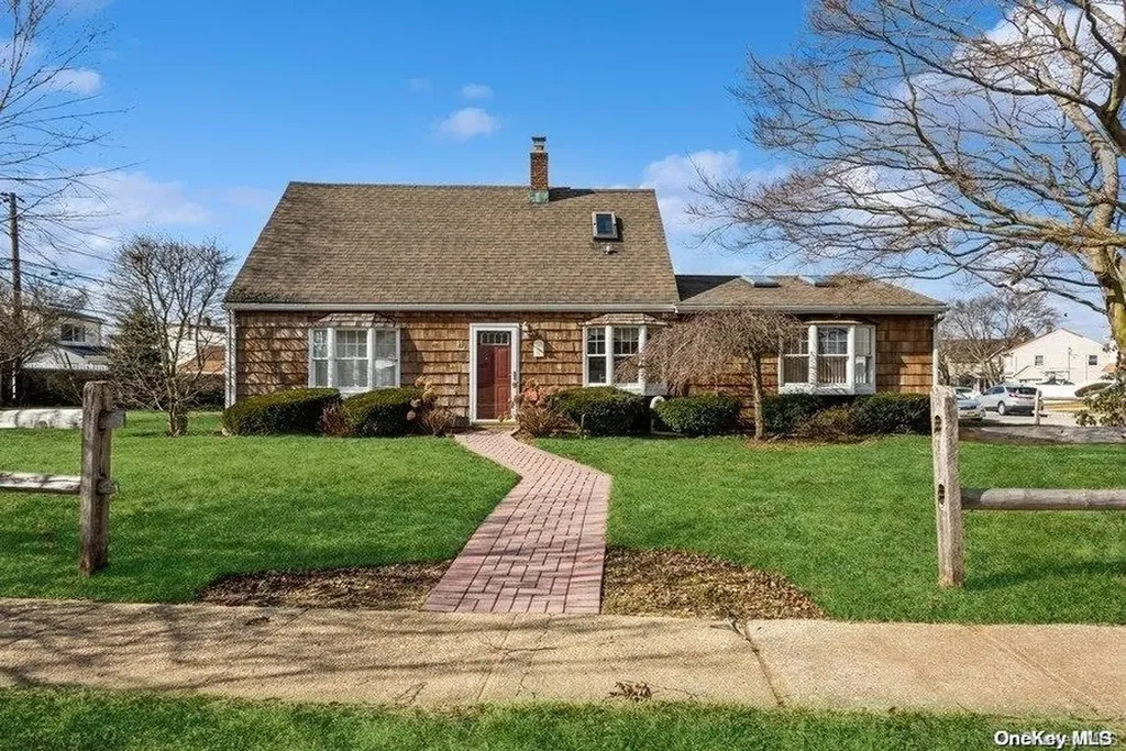 2 Castle Lane Levittown NY 11756