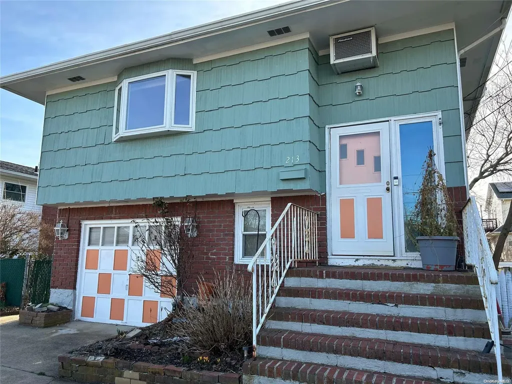 213 Walnut Street Lindenhurst NY 11757