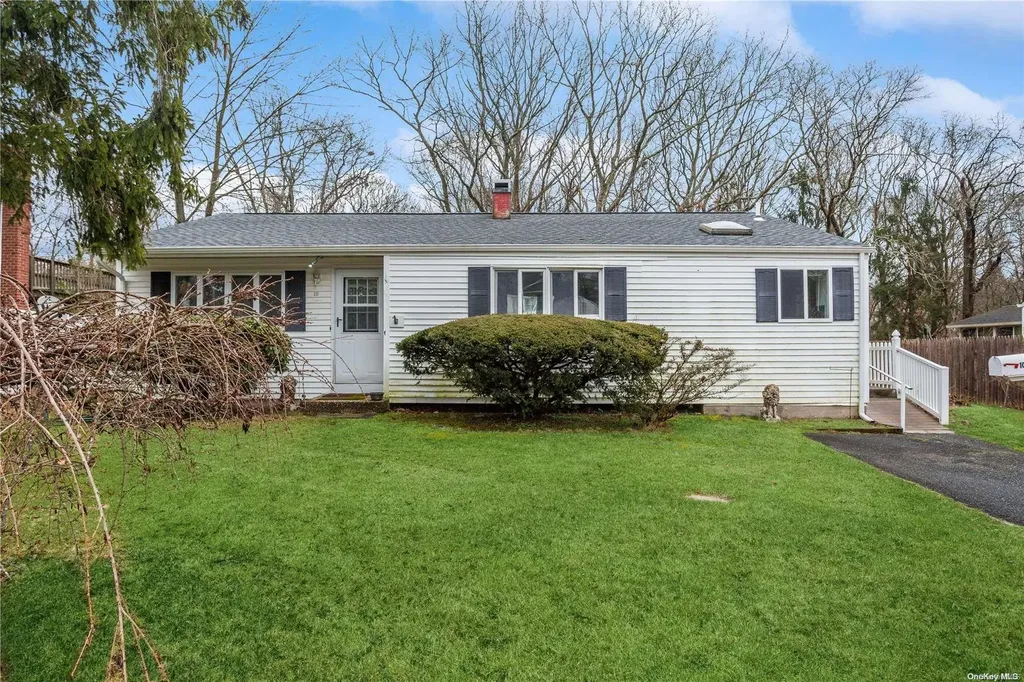 10 Barrow Place Blue Point NY 11715