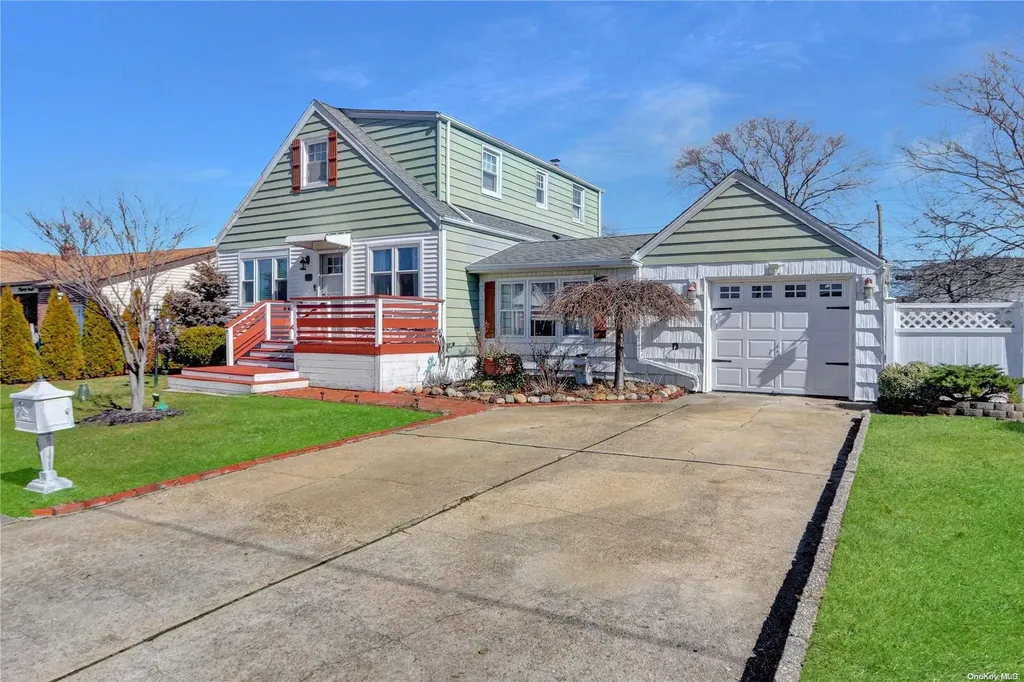 40 Riviera Parkway Lindenhurst NY 11757