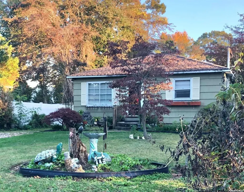 42 Dixie Lane East Islip NY 11730