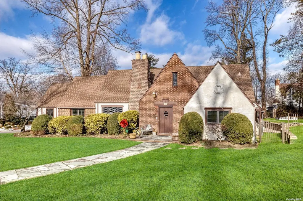 40 Amherst Road Great Neck NY 11021