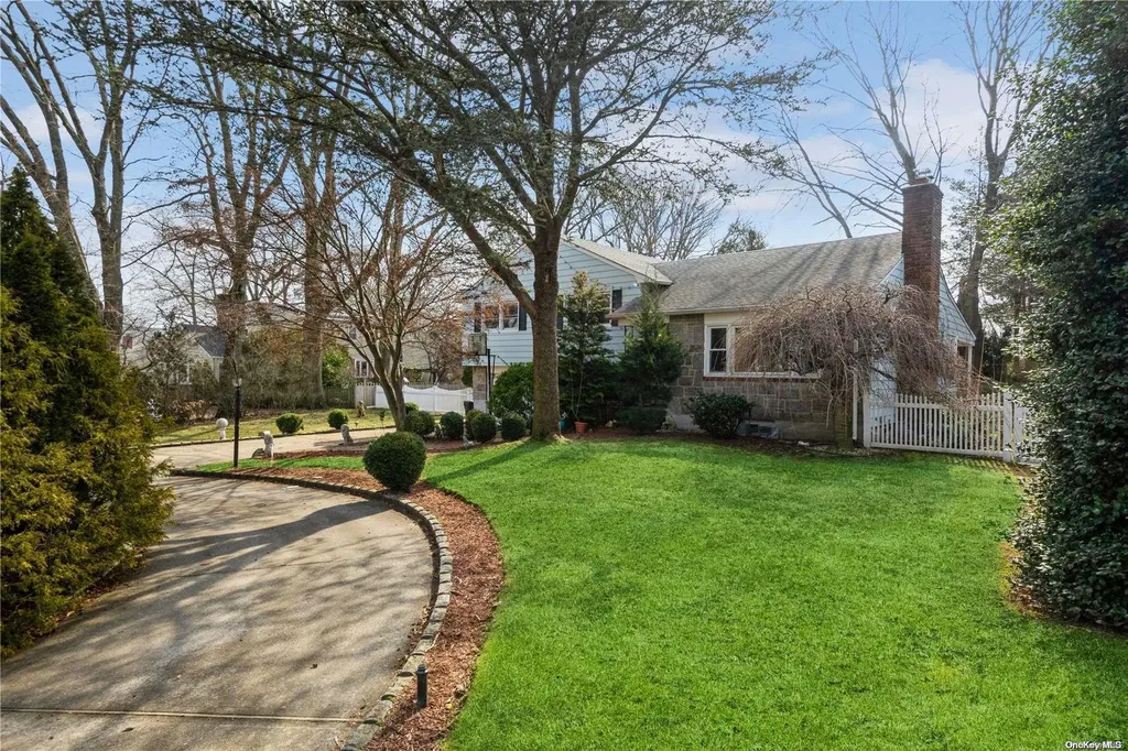 82 E Williston Avenue East Williston NY 11596