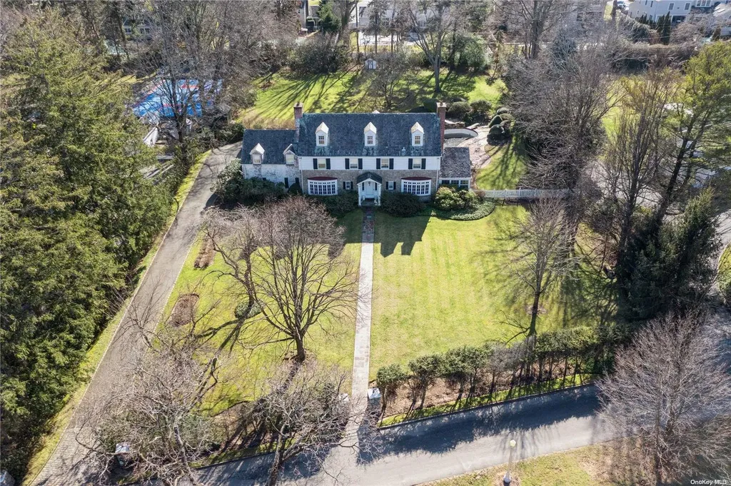 118 Windsor Gate Great Neck NY 11020
