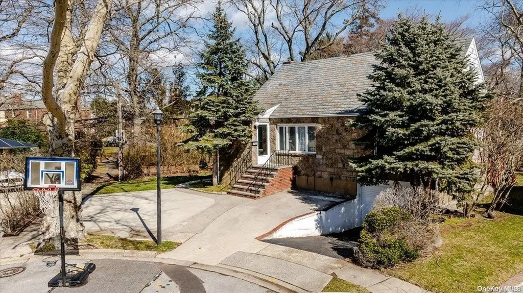 1 Hawthorne Lane Valley Stream NY 11581