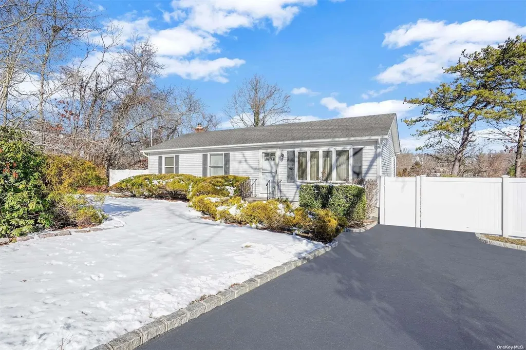 83 Clinton Avenue Mastic NY 11950