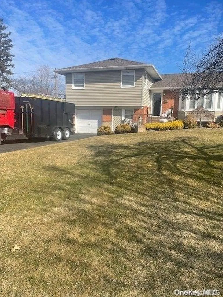 13 Evelyn Road Plainview NY 11803
