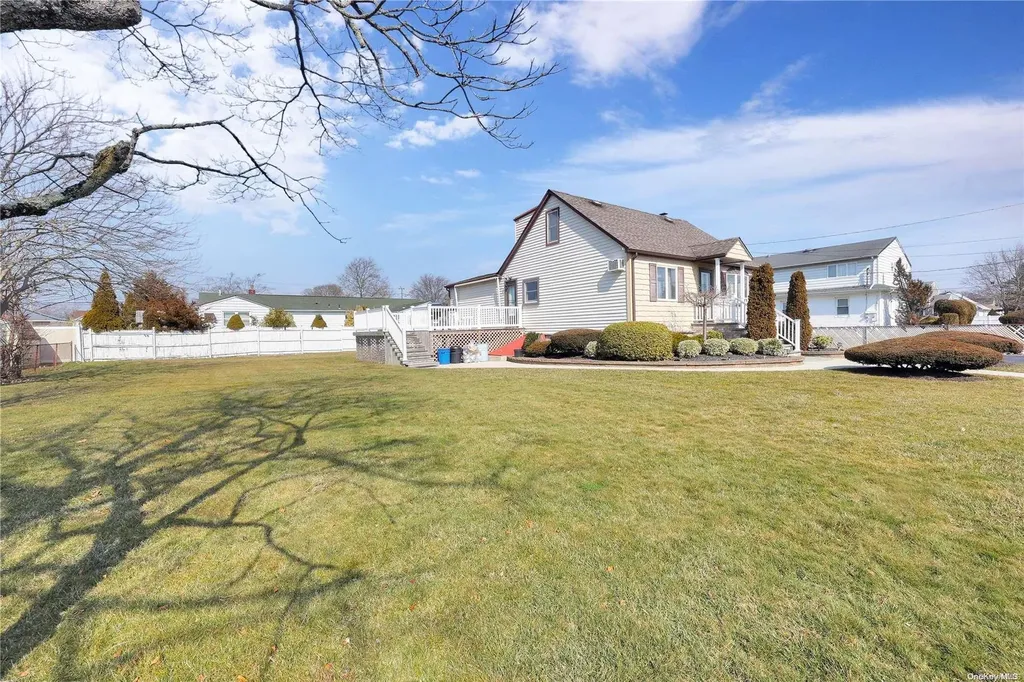 734 4th Street West Babylon NY 11704