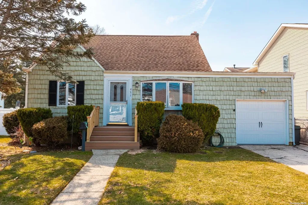 231 Kramer Drive Lindenhurst NY 11757