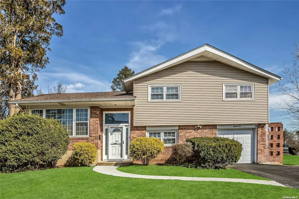 21 Evelyn Road Plainview NY 11803