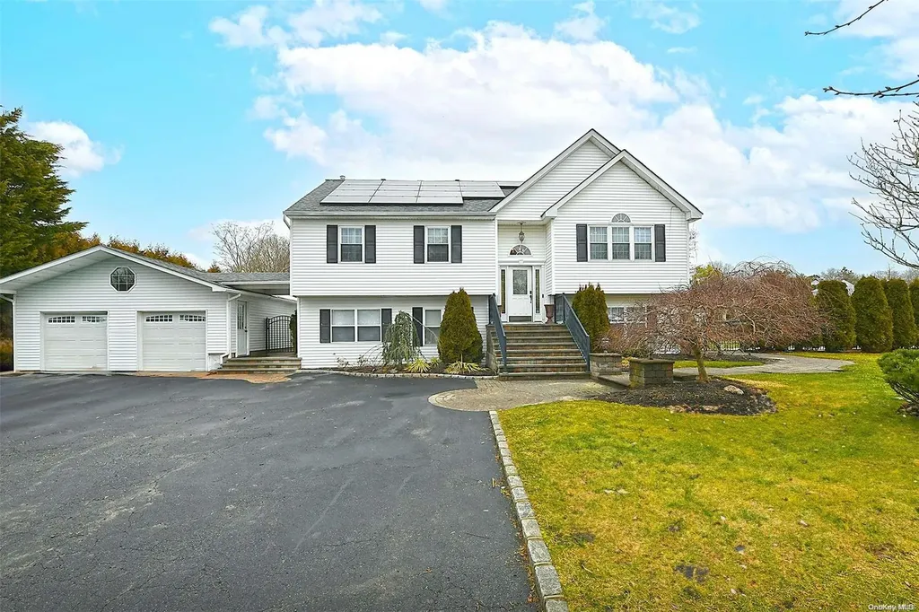 29 Greentree Drive Medford NY 11763