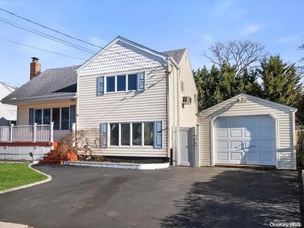9 Crown Street North Babylon NY 11703