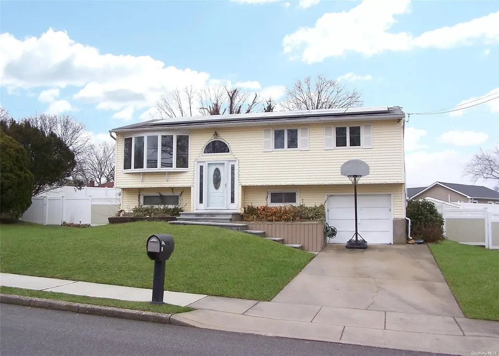 4 Willow Street Selden NY 11784