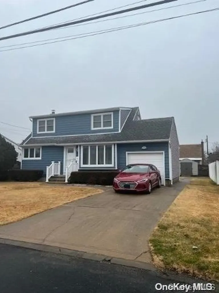 170 33rd Street Lindenhurst NY 11757