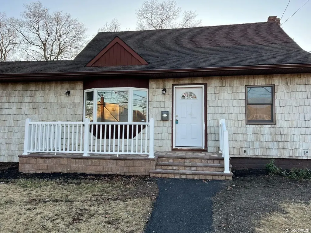 196 S Broome Avenue Lindenhurst NY 11757