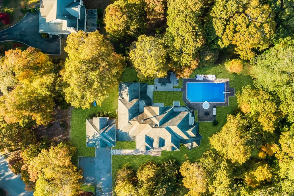 10 Bay Woods Drive Hampton Bays NY 11946