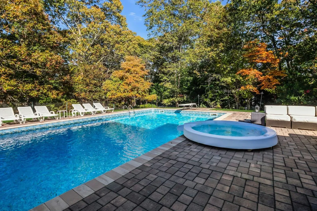 10 Bay Woods Drive Hampton Bays NY 11946
