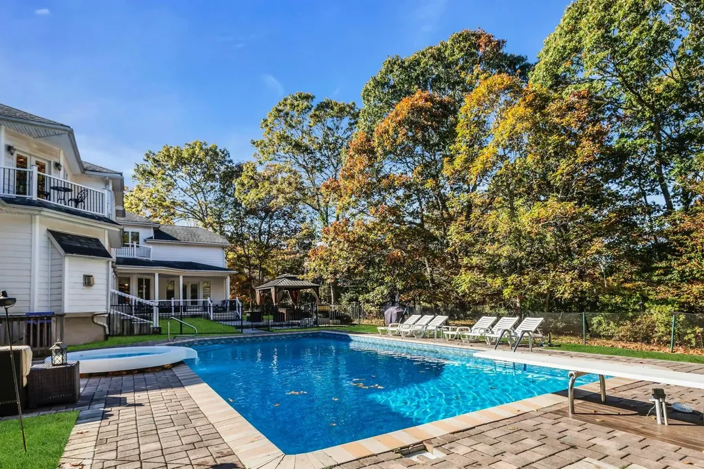 10 Bay Woods Drive Hampton Bays NY 11946