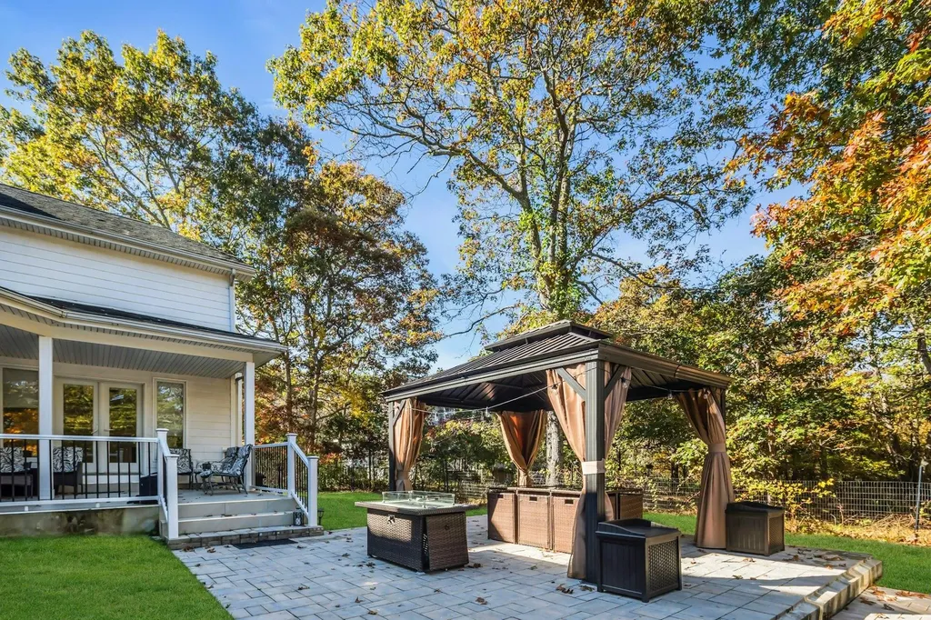10 Bay Woods Drive Hampton Bays NY 11946